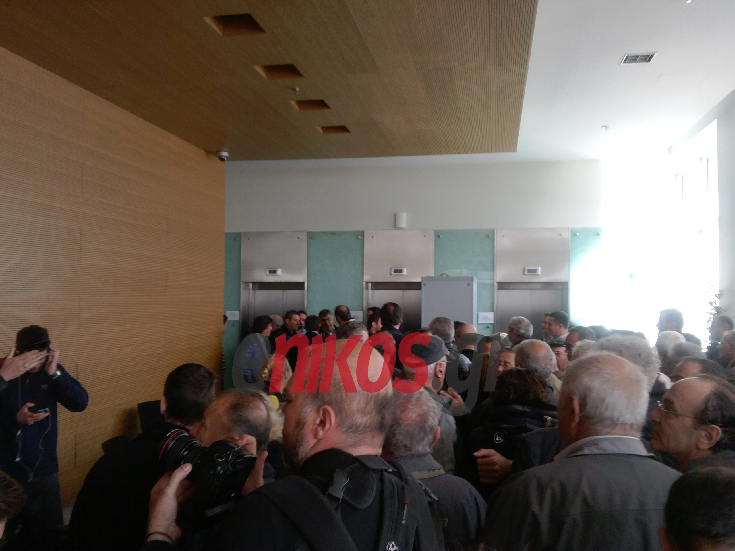 Τώρα: Συνάντηση ομολογιούχων με Κεφαλογιάννη