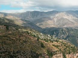 Αυτοκίνητο έπεσε σε χαράδρα