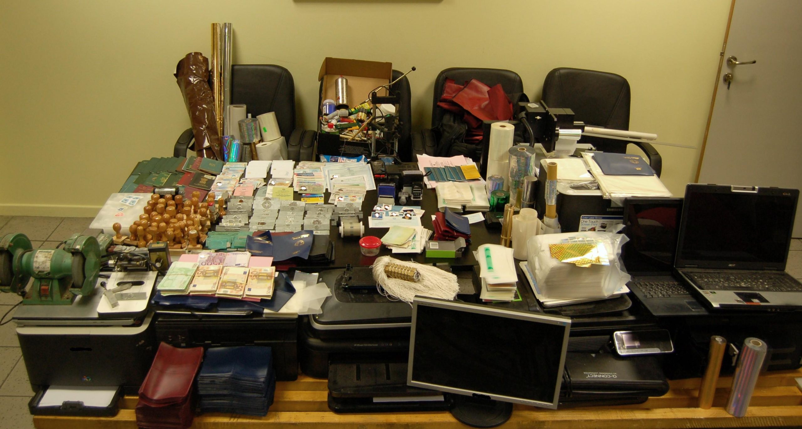 Οι χειροπέδες δεν ήταν… πλαστές