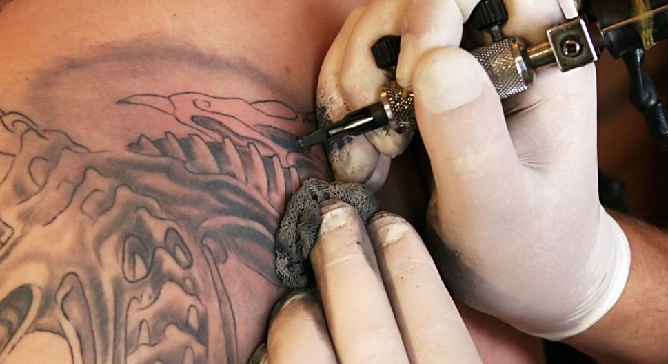 Έκανε τατουάζ σε κοριτσάκι 12 μηνών