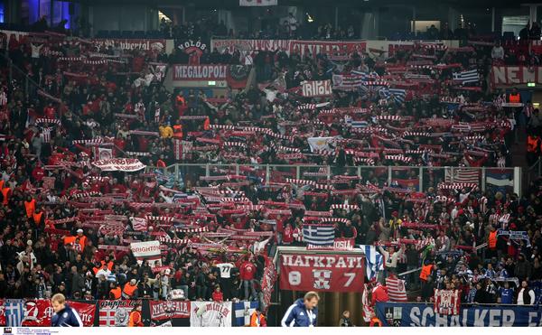 ΦΩΤΟ-“Ερυθρόλευκη” η μάχη της εξέδρας