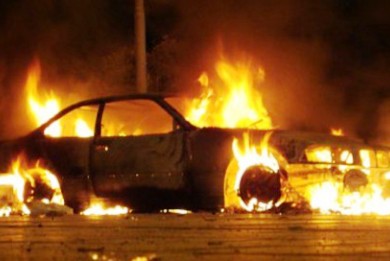 Φωτιά σε αυτοκίνητα στα Εξάρχεια