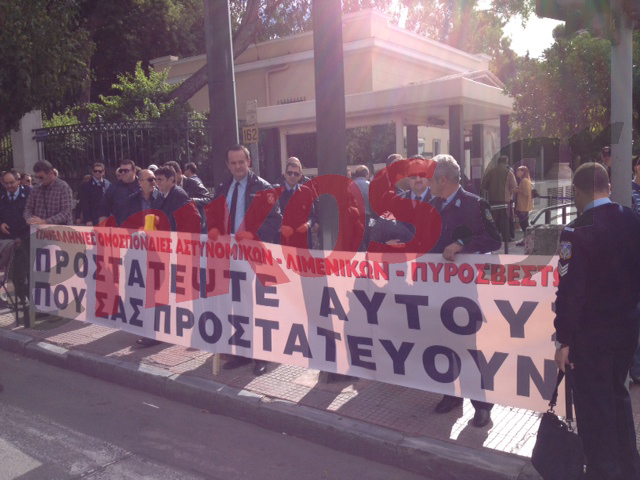 Τώρα-Οι ένστολοι στη Βουλή