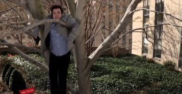 Κοροϊδεύει τον Pattinson