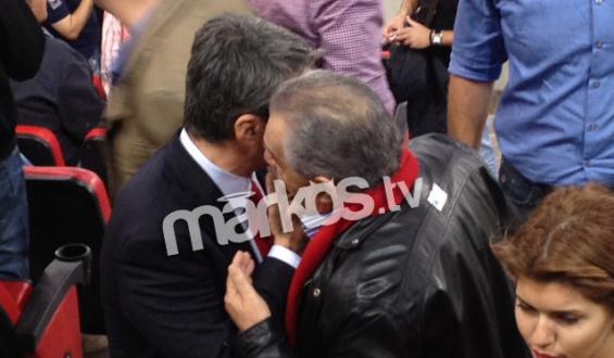 Αντίπαλοι στη Βουλή, μαζί στο γήπεδο