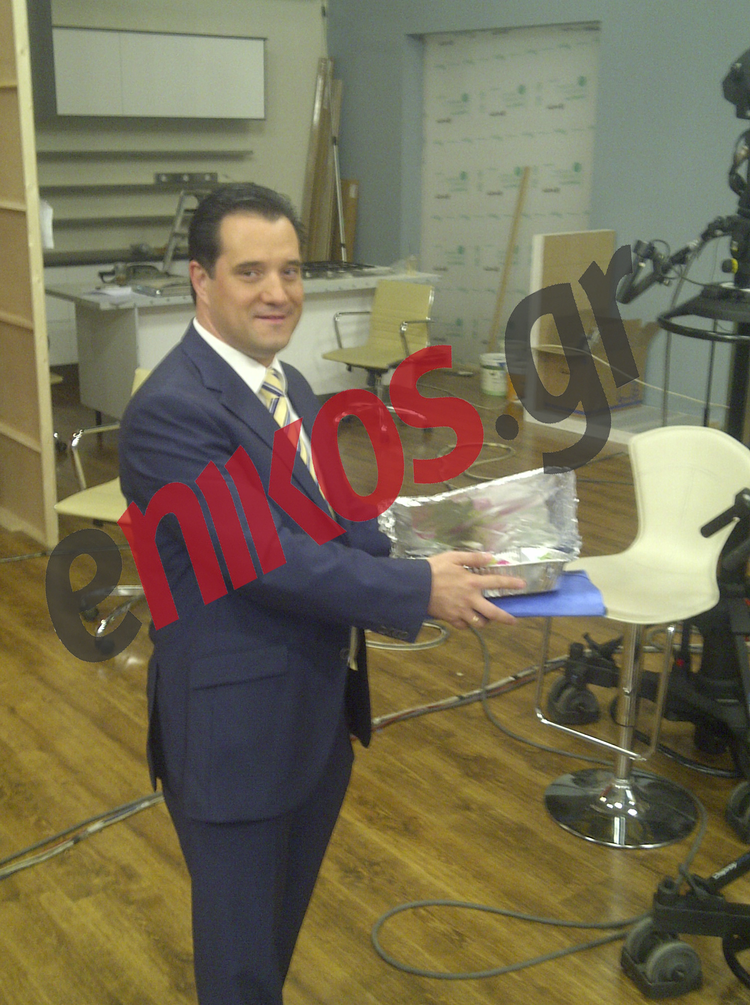 Ο ‘Αδωνις κερνάει τρουφάκια Ευγενίας