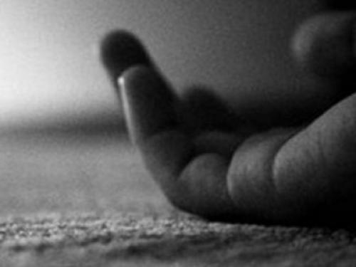 Βρήκε τον άντρα της απαγχονισμένο