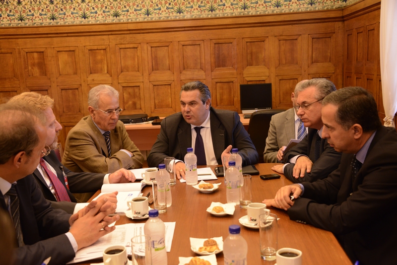 “Εισβολή συμμορίας πολυεθνικών”