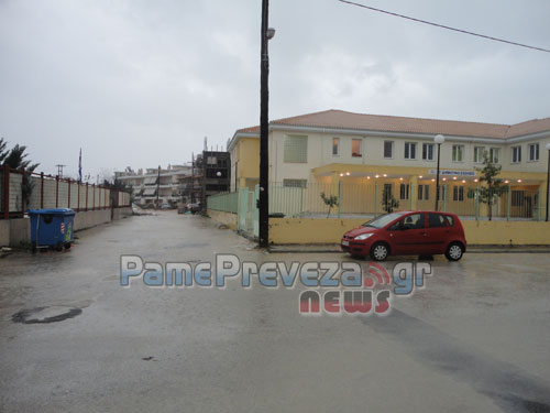 Μπήκαν με αυτοκίνητα στα σχολεία