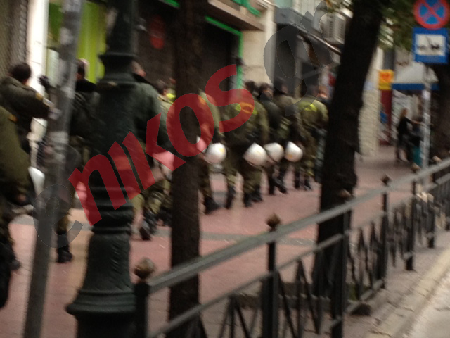 Τα ΜΑΤ δίπλα στην πορεία