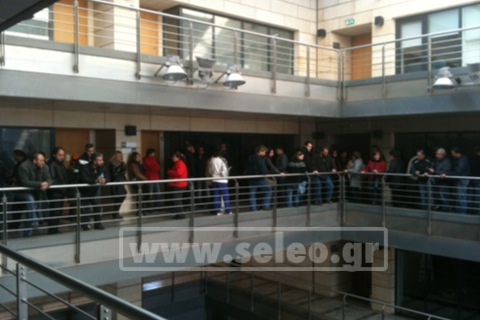 Bίντεο- Η “έφοδος” εργαζόμενων των ΟΤΑ