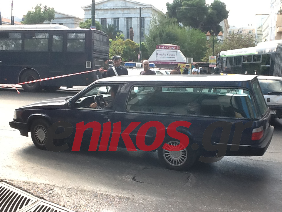 Μόνο … νεκρός περνάς