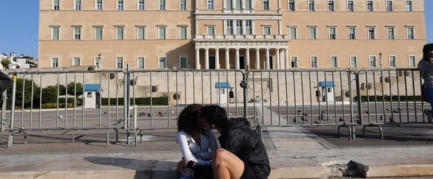Ο έρωτας στα κάγκελα της Βουλής