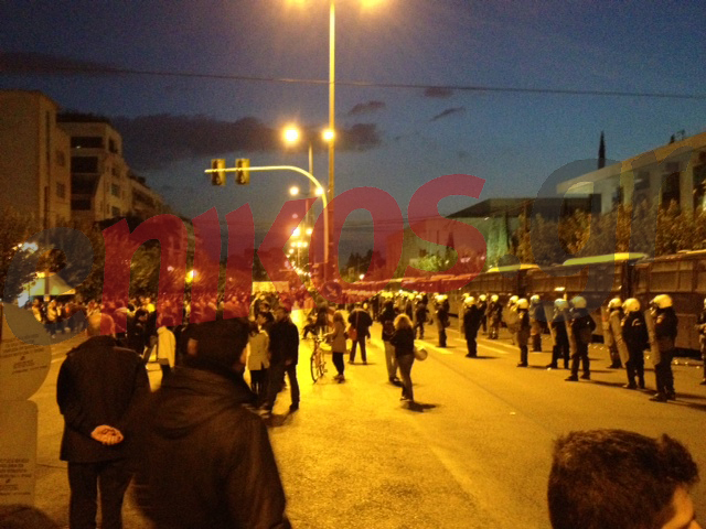 Τώρα-Έξω από την αμερικανική πρεσβεία