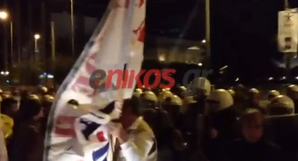 ΒΙΝΤΕΟ: Τα ΜΑΤ απωθούν τους διαδηλωτές