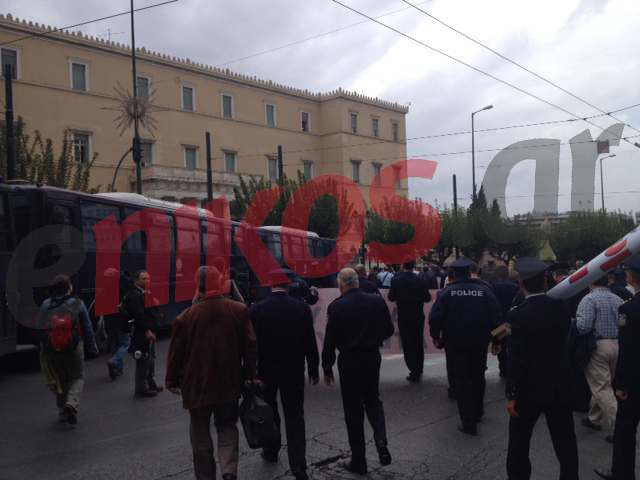 Τώρα-Στη Βουλή οι ένστολοι