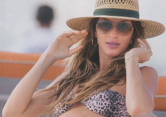 H εγκυμονούσα Ζιζέλ στην παραλία