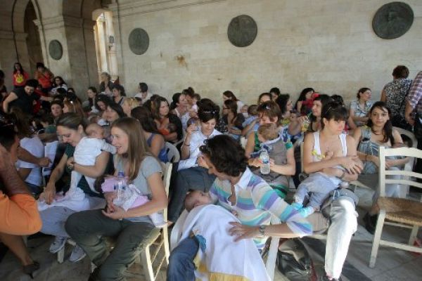 Θήλασαν δημόσια τα παιδιά τους