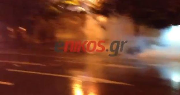 Βίντεο: Φωτιές και μολότοφ στη Β. Σοφίας