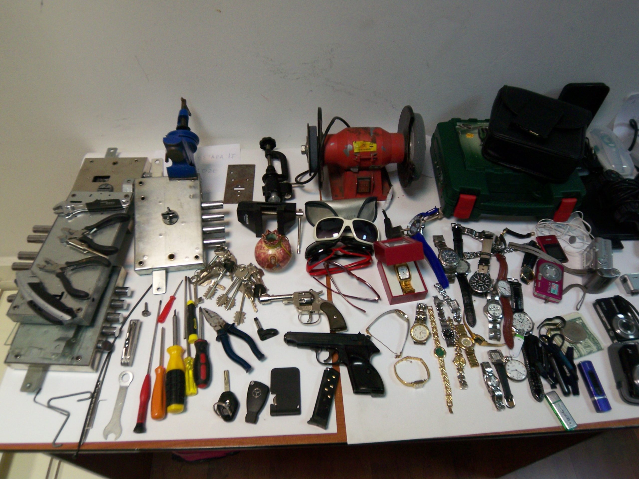 Άνοιγαν κάθε πόρτα