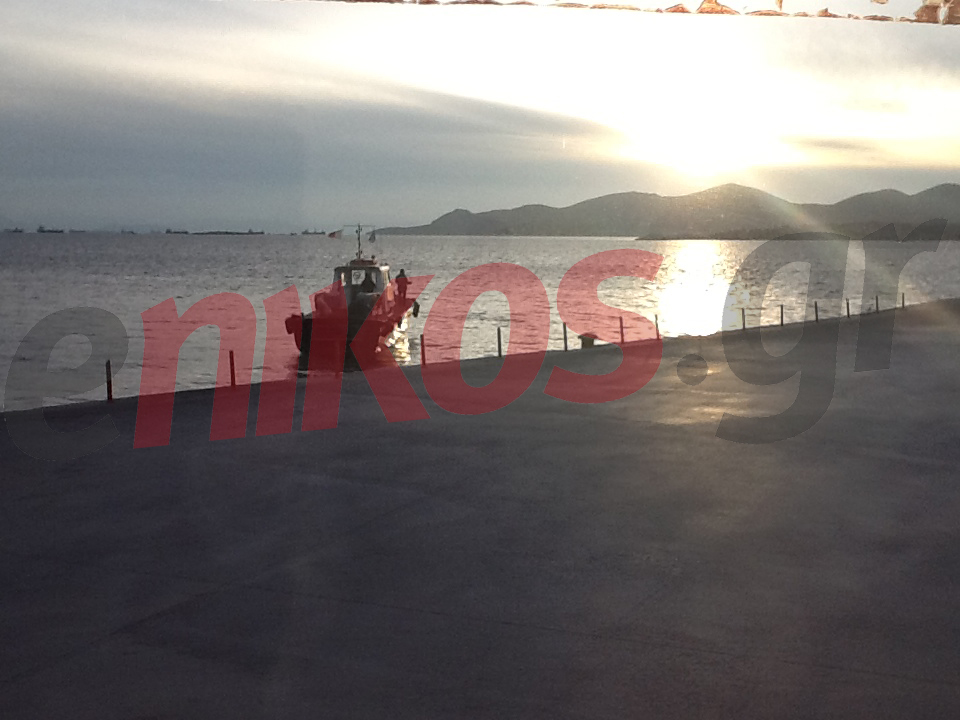 Ηλιοβασίλεμα με φόντο τη Σαλαμίνα