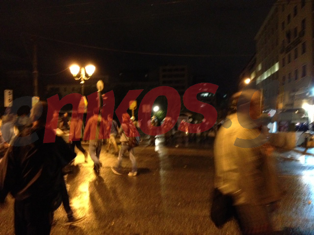 Τώρα-Οι αστυνομικοί απωθούν τους διαδηλωτές