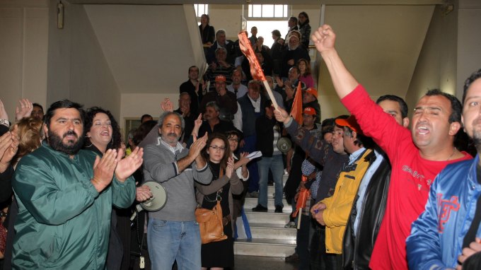 Ελεύθεροι με χειροκροτήματα οι απεργοί