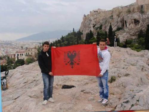 Αλβανική σημαία στην Ακρόπολη