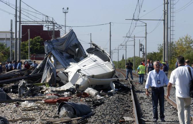 Έξι νεκροί σε σύγκρουση τρένου-ΙΧ