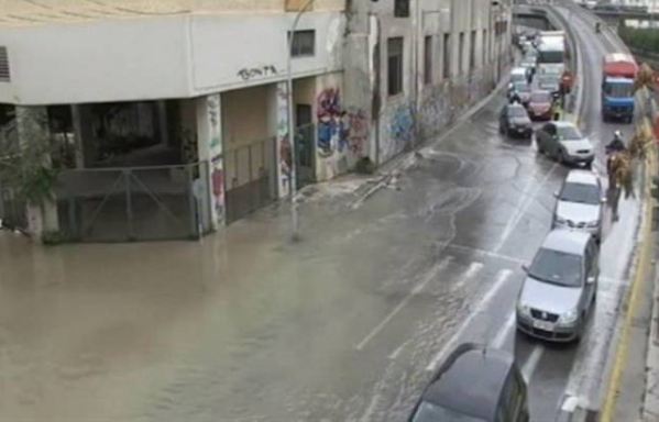 Αγωγός της ΕΥΔΑΠ «πνίγει» την κίνηση