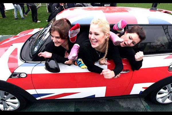 28 κοπέλες σε ένα… Mini