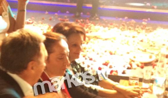 Πρώτο τραπέζι πίστα η σύζυγος