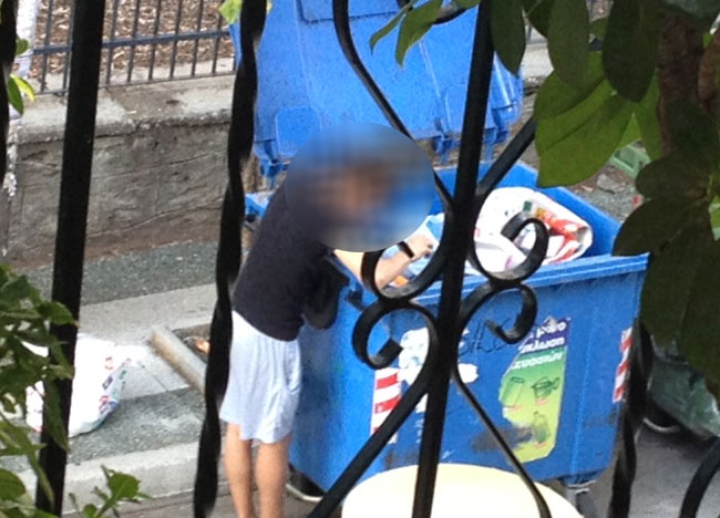 Αγρίνιο-Ψάχνουν στα σκουπίδια