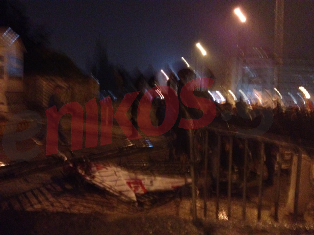 Τώρα-Έσπασαν τα κιγκλιδώματα στη Βουλή