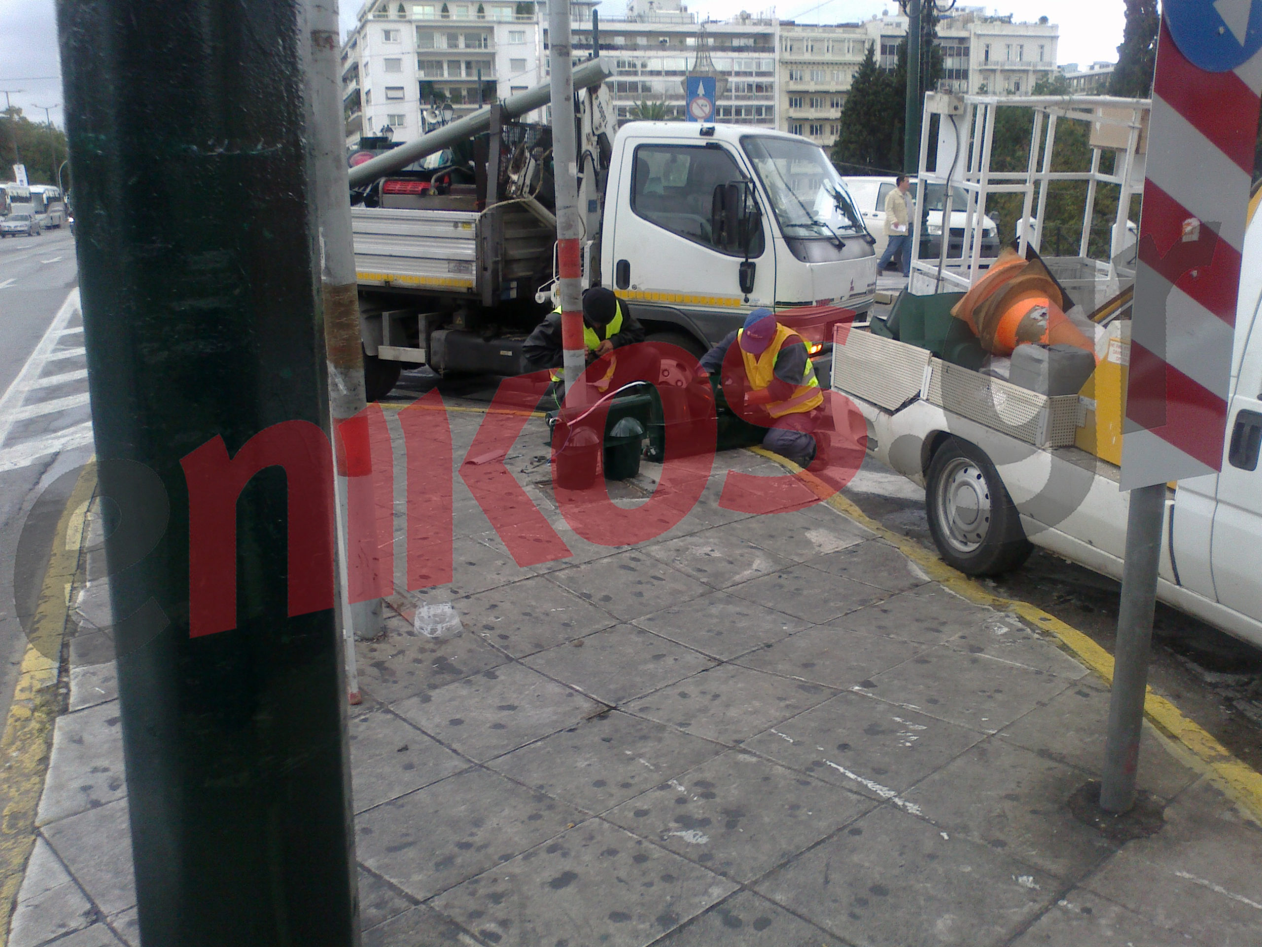 Τώρα-Αντικαθιστούν τα φανάρια στο Σύνταγμα