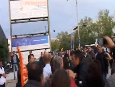 Βίντεο:Αποδοκίμασαν τον Γερμανό πρόξενο