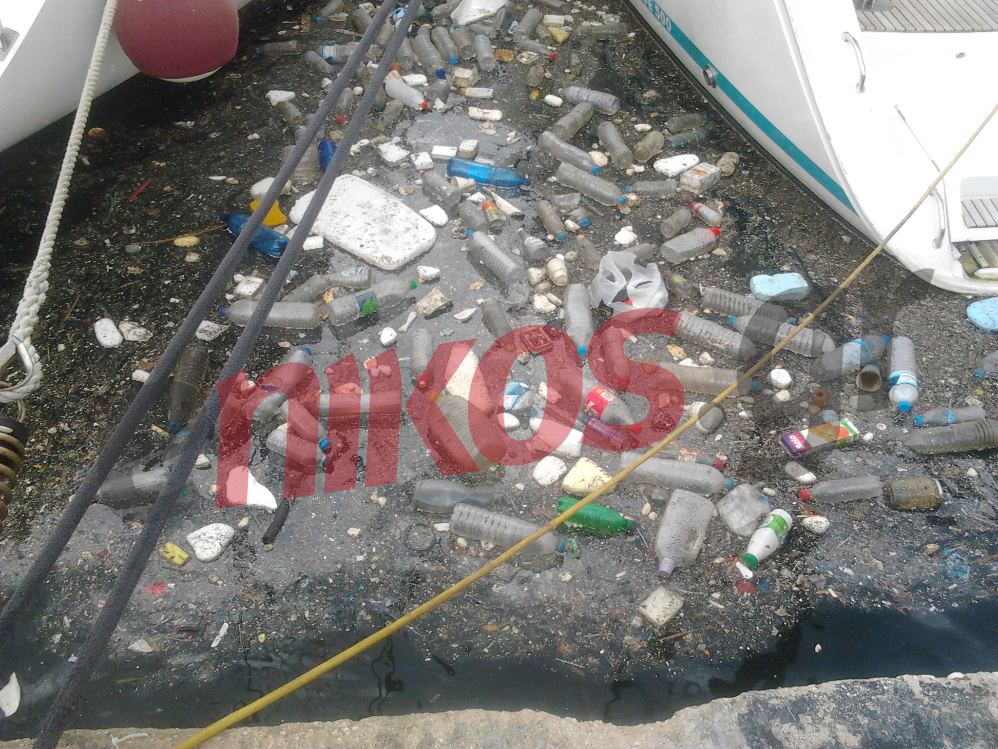 Σκουπίδια στη μαρίνα Αλίμου