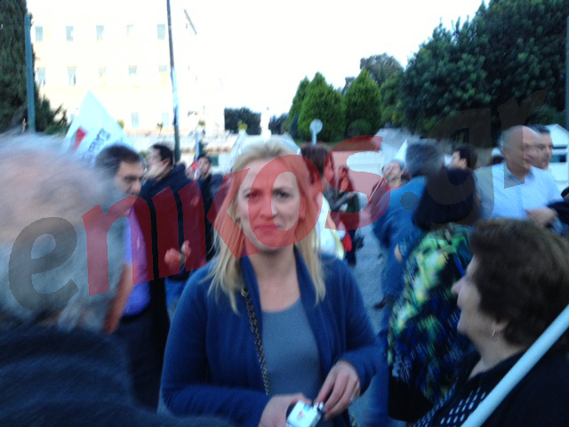 Τώρα: Η Δούρου στο Σύνταγμα