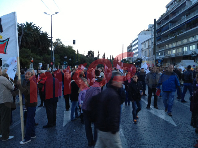 Τώρα: Στήθηκε ο φράχτης, συγκεντρώνεται ο κόσμος