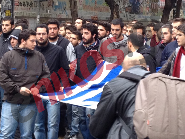 Τώρα-Βγαίνει η σημαία του Πολυτεχνείου