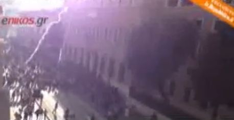 Πετούσαν δακρυγόνα από το υπουργείο