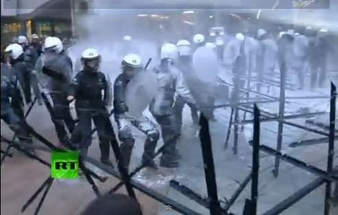 «Έλουσαν» με γάλα τα.. ΜΑΤ