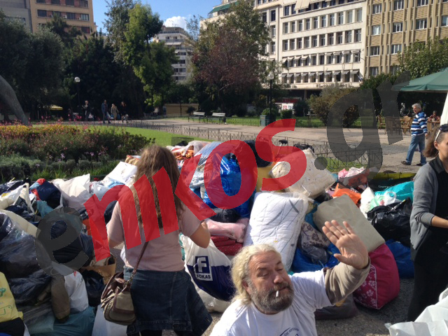 ΦΩΤΟ: Ρούχα σε άστεγους