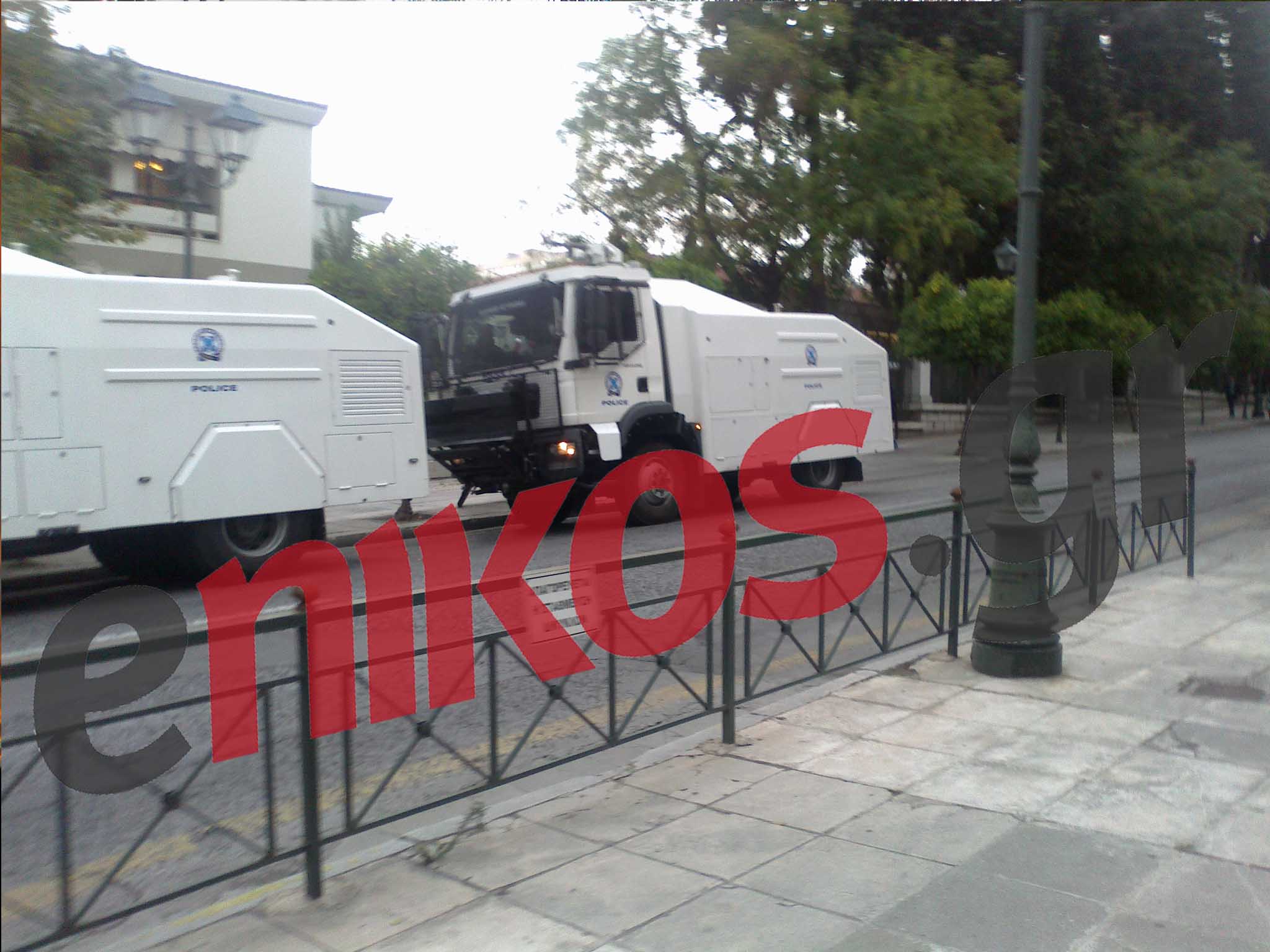 Τώρα- Στο κέντρο τα οχήματα ρίψης νερού της ΕΛ.ΑΣ