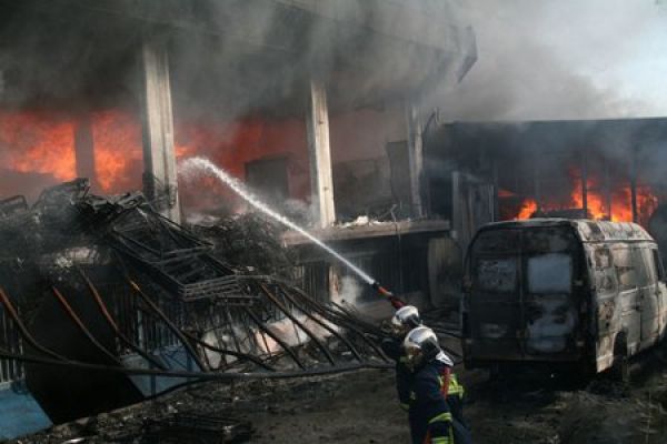 Εργοστάσιο στις φλόγες