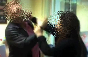 Μάνα και κόρη έδειραν δημοτικό σύμβουλο