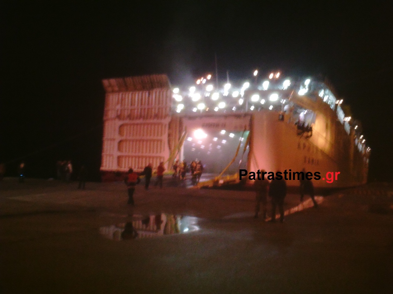 Μαίνεται η φωτιά στο πλοίο