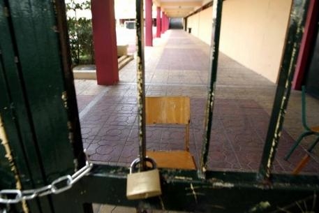 Πόρτα σχολείου “πλάκωσε” μαθητή