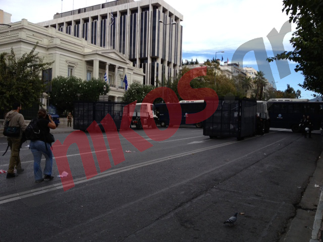 Τώρα-Μαζεύουν το φράκτη