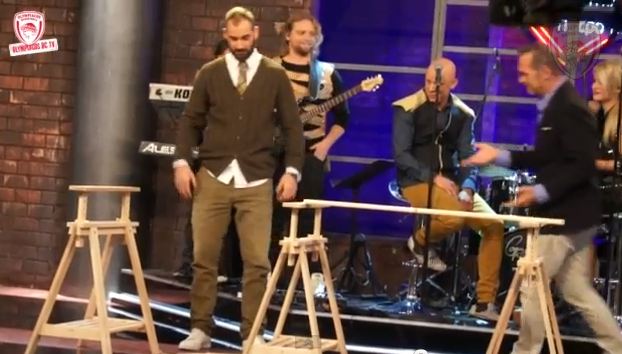 Ο Σπανούλης σε ρόλο καρατέκα